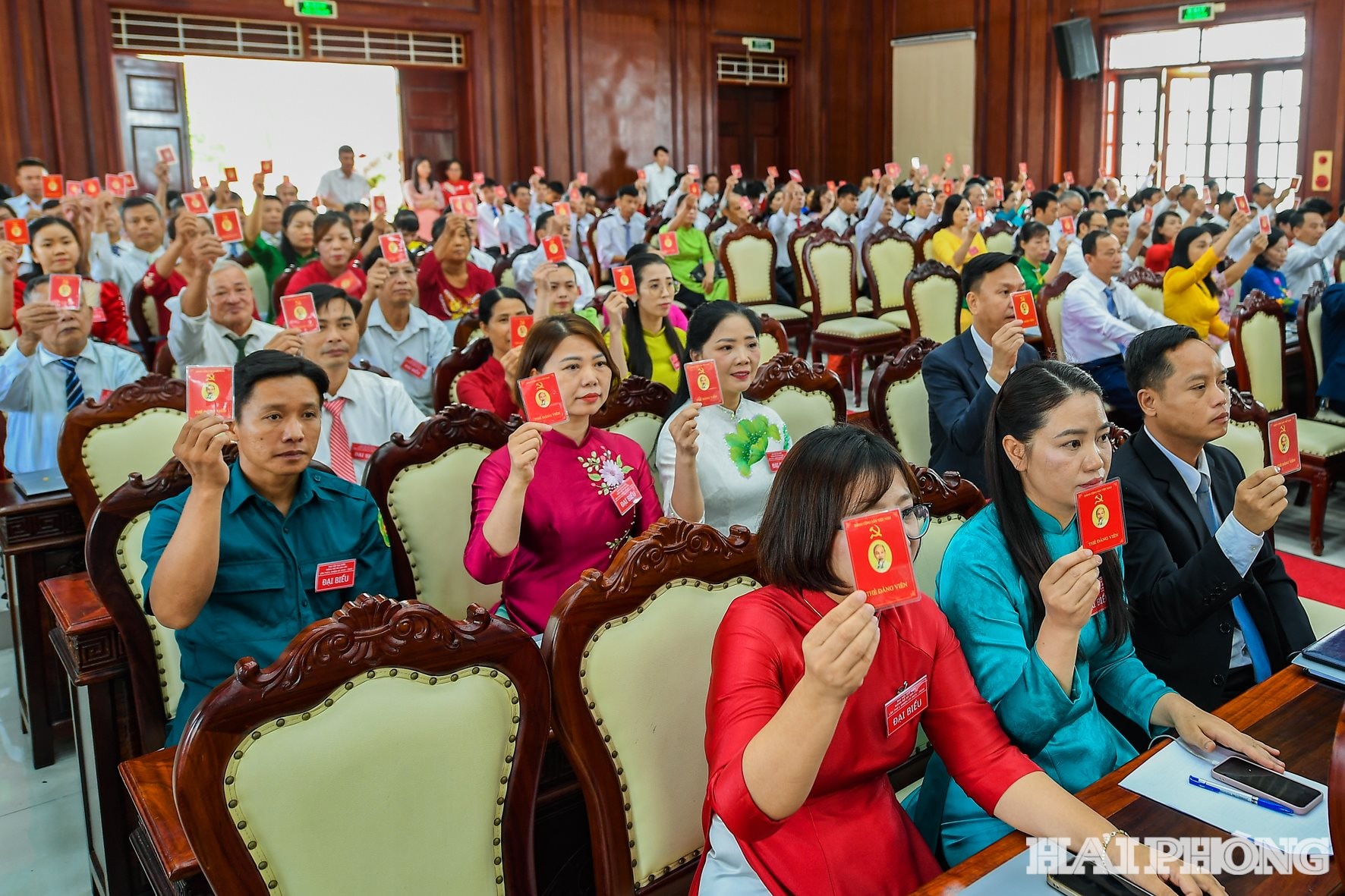Các đại biểu biểu quyết thông qua nghị quyết Đại hội