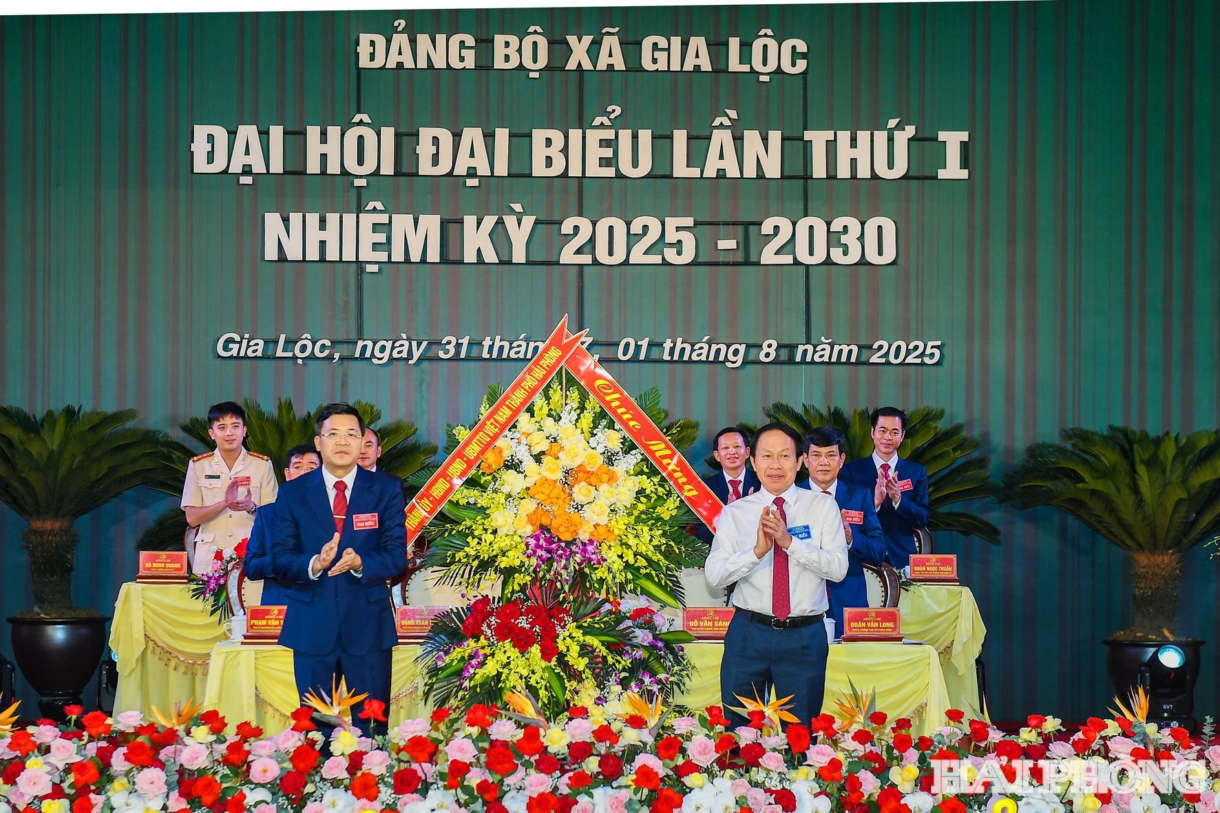 Đồng chí Lê Tiến Châu, Ủy viên Trung ương Đảng, Bí thư Thành uỷ, Trưởng Đoàn Đại biểu Quốc hội thành phố Hải Phòng tặng hoa chúc mừng Đại hội