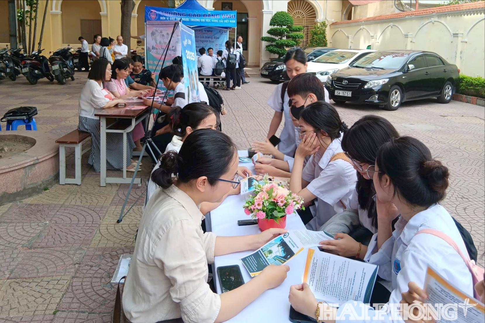 Cán bộ tuyển sinh Trung tâm Giáo dục thường xuyên Hải Phòng tư vấn cho học sinh.