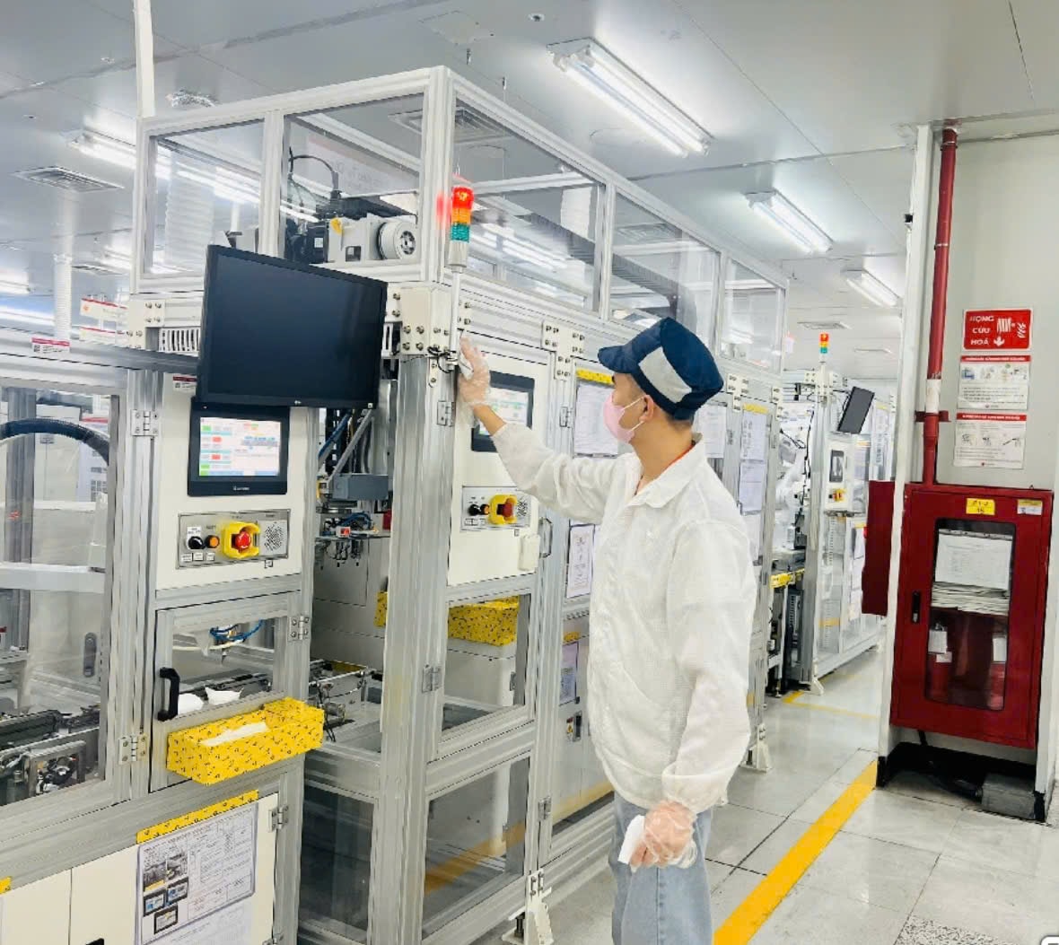 Công nhân Công ty Cổ phần 4P Electronics (Khu công nghiệp Tràng Duệ)