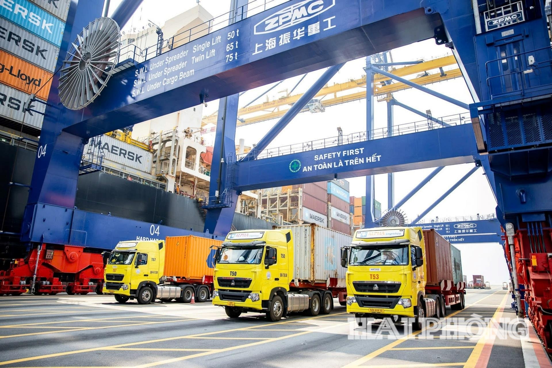  Cảng HHIT có khả năng tiếp nhận cùng lúc 2 tàu container cỡ lớn lên tới 200.000 DWT (≥ 18.000 TEU)