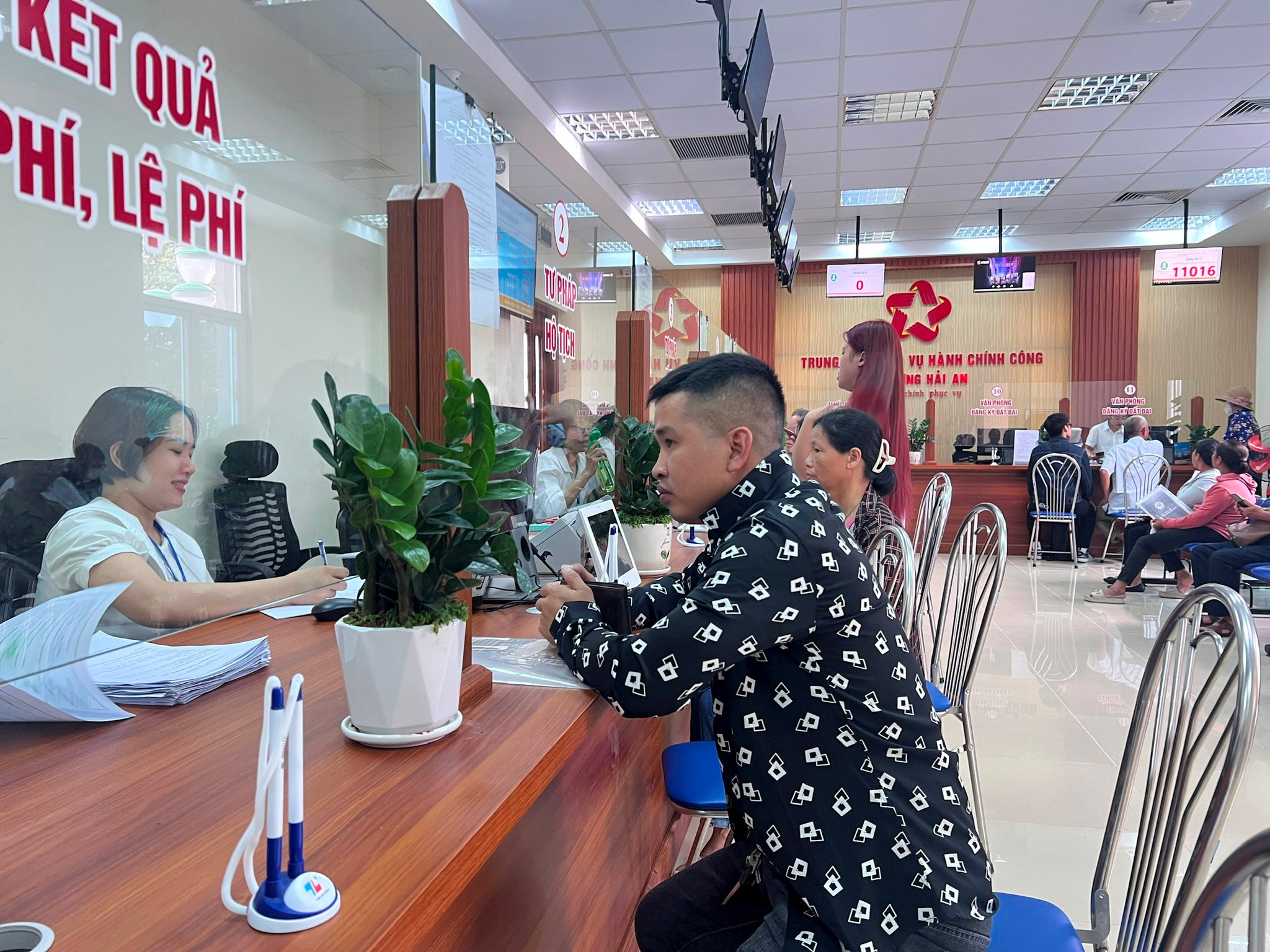ảnh báo in: Người dân làm hồ sơ đề nghị giải quyết thủ tục hộ tịch tại UBND phường Hải An.