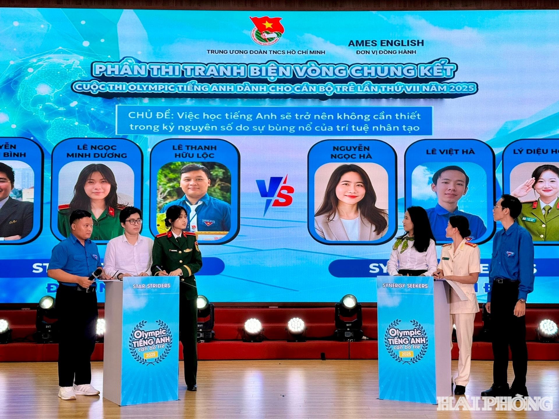 Các đội thi tranh tài tại phần thi hùng biện Cuộc thi Olympic tiếng Anh dành cho cán bộ trẻ lần thứ 7 năm 2025