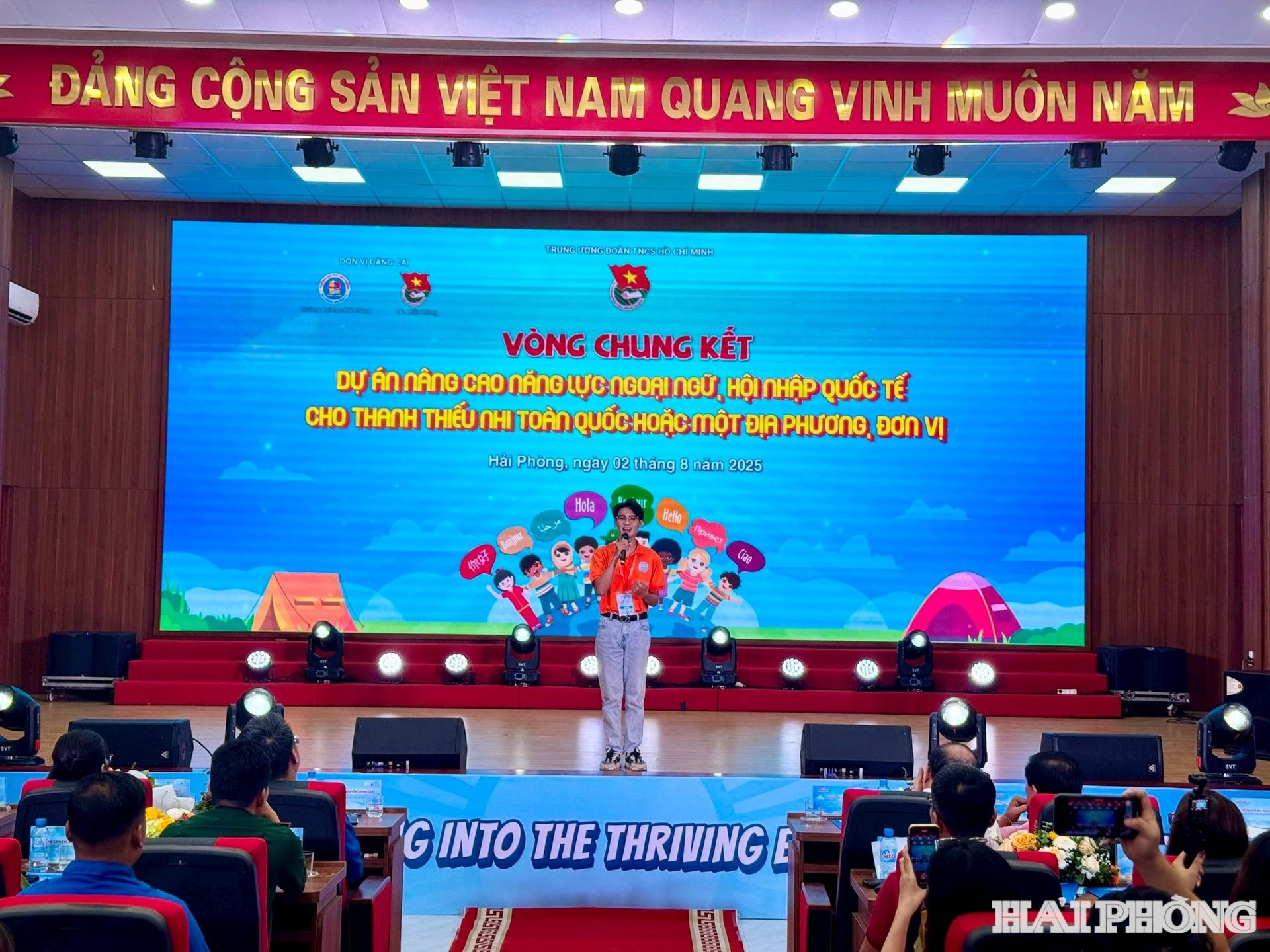 Phần thuyết trình dự án nâng cao năng lực ngoại ngữ cho thanh thiếu nhi của các đội thi