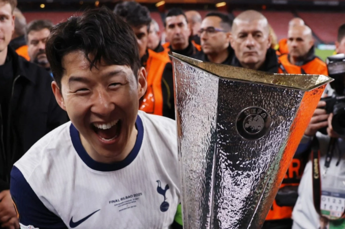 Son Heung-min mừng danh hiệu sau khi cùng Tottenham thắng Man Utd 1-0 ở chung kết Europa League trên sân San Mames, Bilbao, Tây Ban Nha ngày 21/5. Ảnh: Reuters