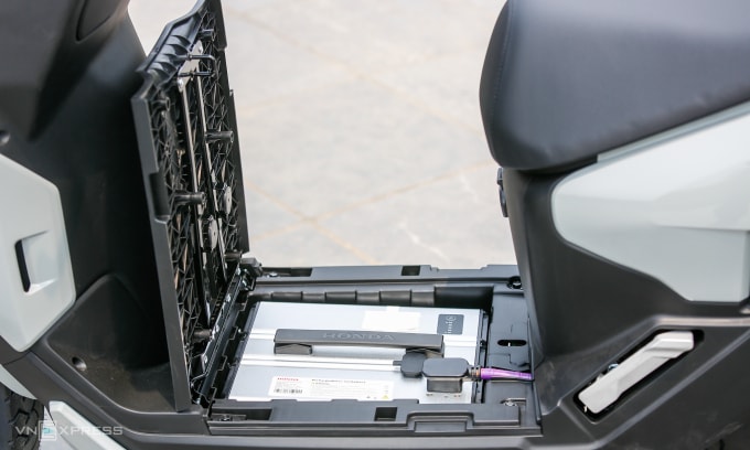 Khối pin lithium-ion trên mẫu xe máy điện Honda ICON e:. Ảnh: Lương Dũng
