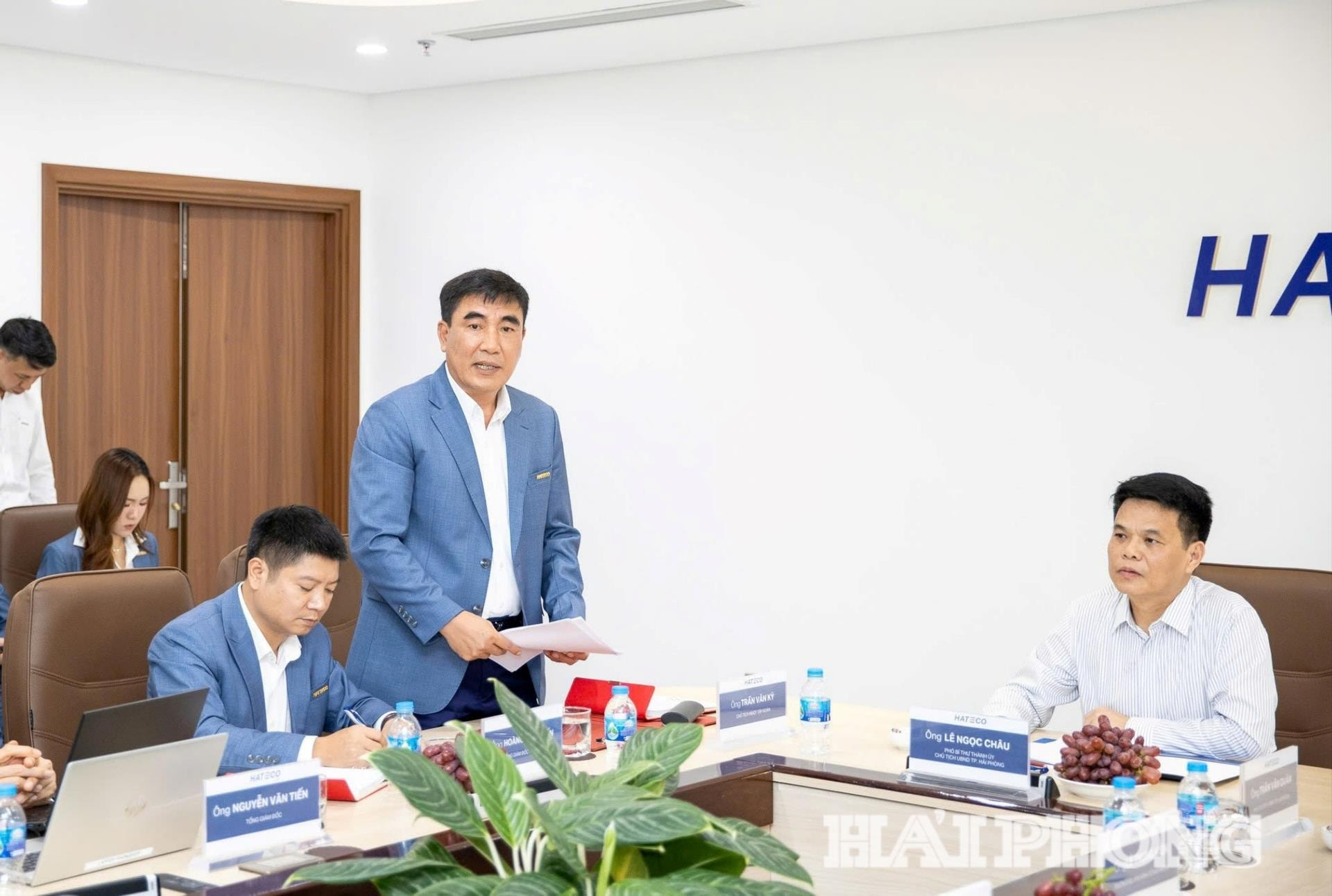 Chủ tịch Hội đồng quản trị Tập đoàn Hateco Trần Văn Kỳ báo cáo tại cuộc làm việc