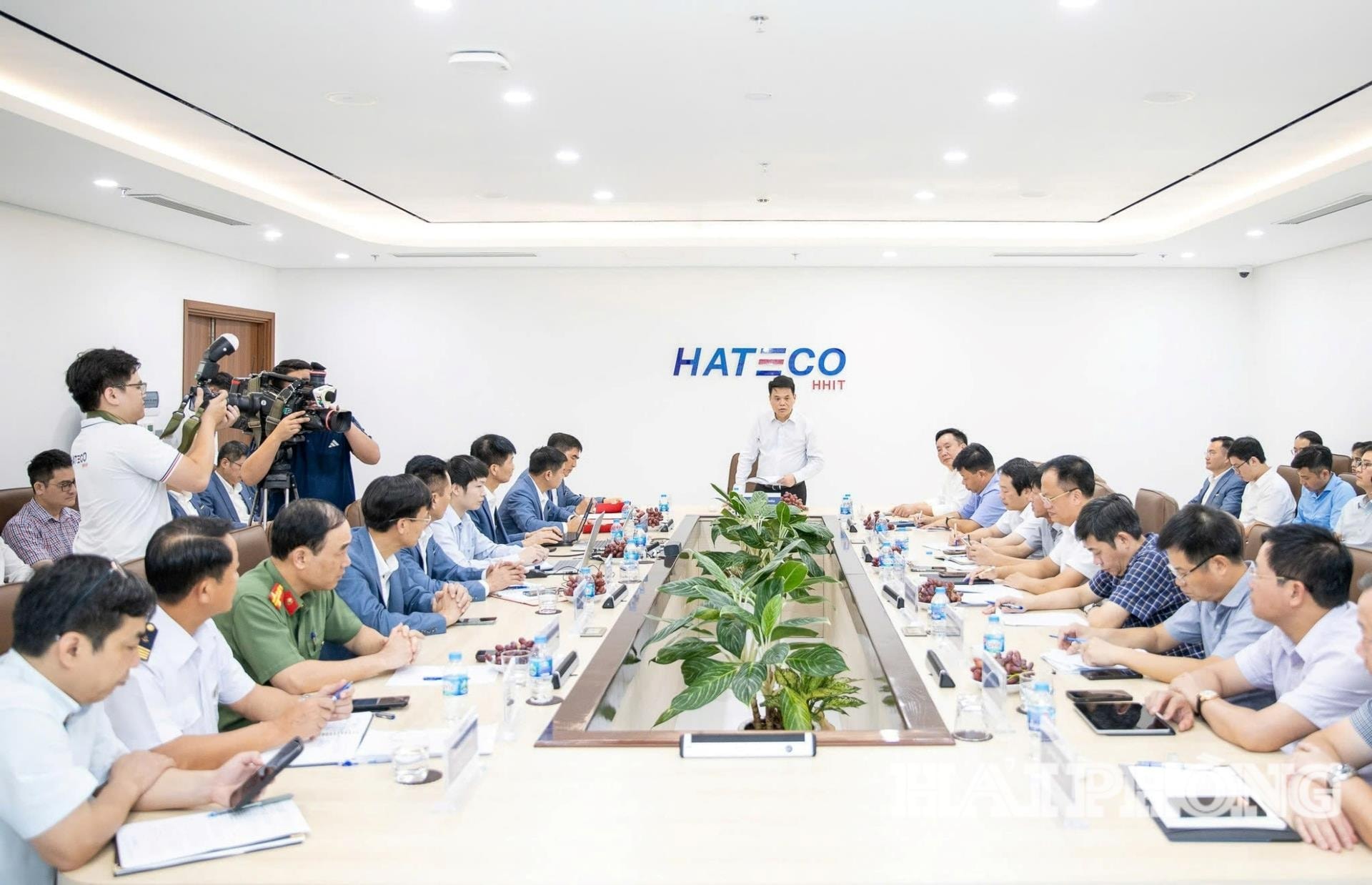  Chủ tịch UBND thành phố Lê Ngọc Châu phát biểu kết luận cuộc làm việc