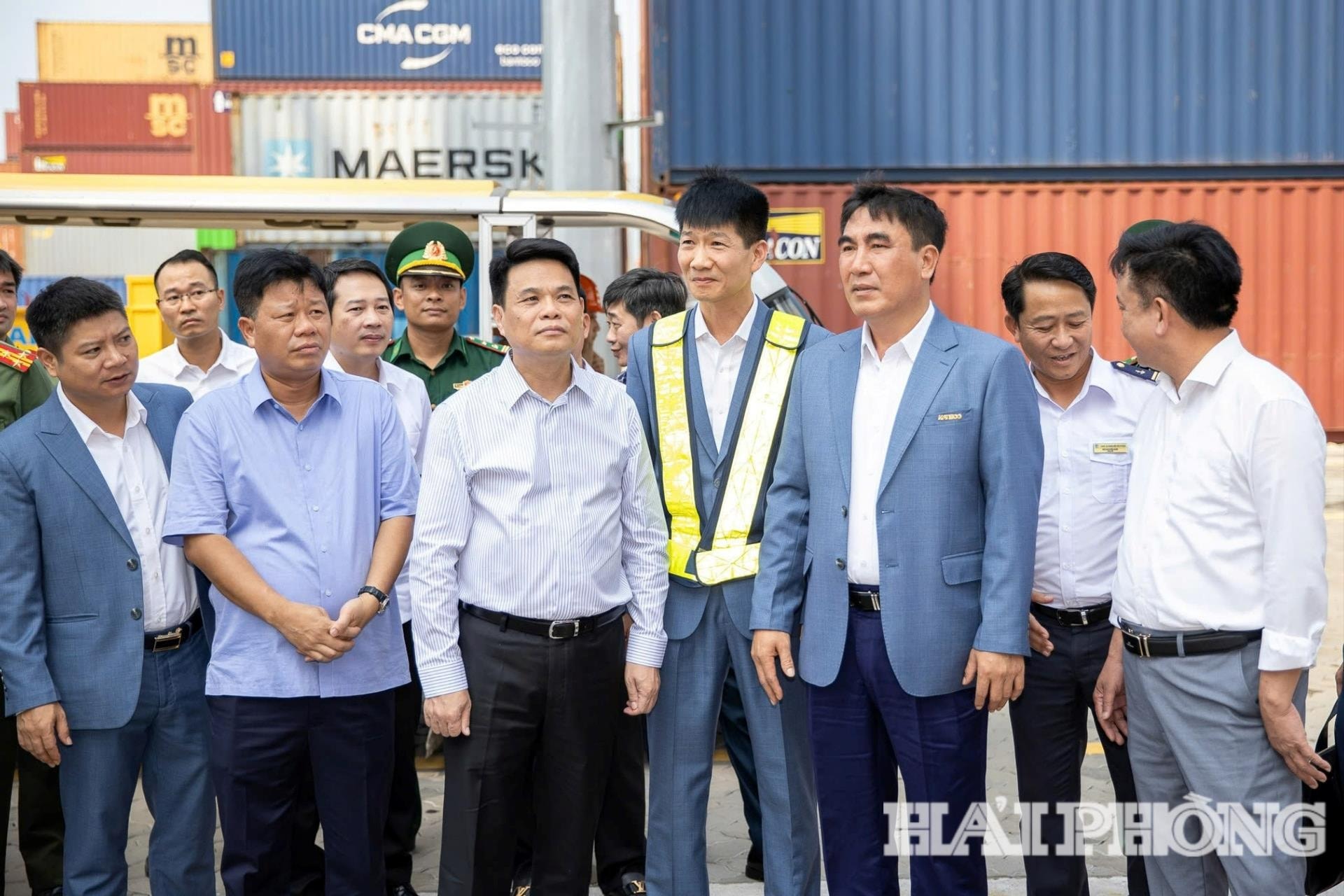 ẢNH BÁO IN TRANG 1: Đồng chí Lê Ngọc Châu, Phó Bí thư Thành uỷ, Chủ tịch UBND thành phố kiểm tra thực tế hoạt động của Cảng HHIT