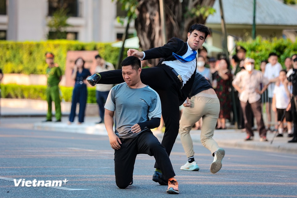 Bên cạnh đó là màn trình diễn võ công trấn áp tội phạm. (Ảnh: Hoài Nam/Vietnam+)