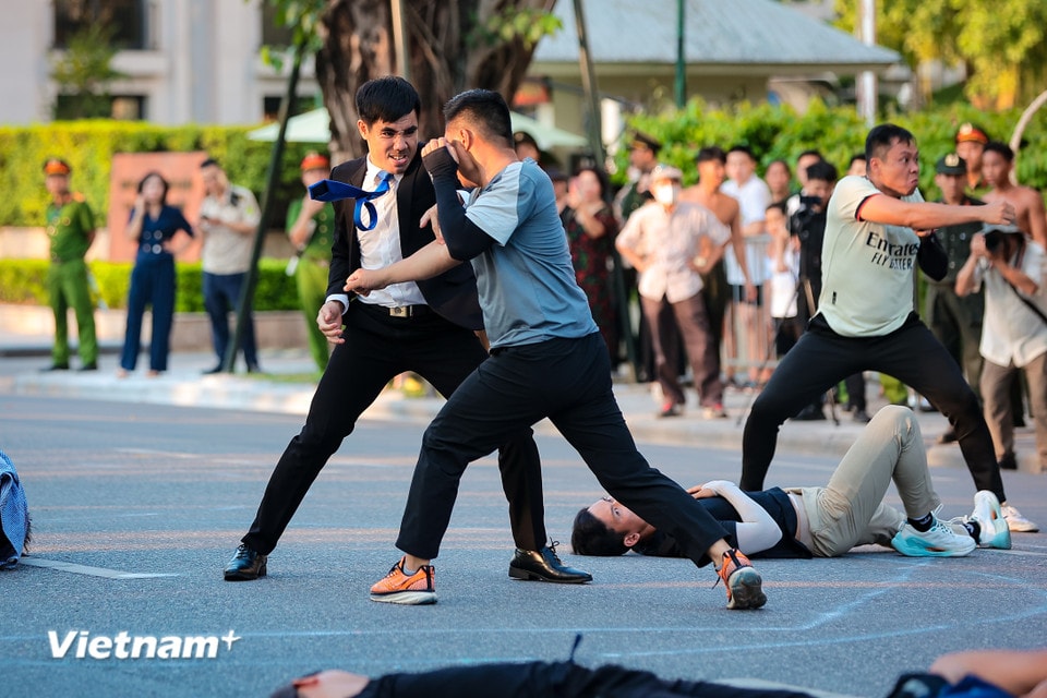Màn trình diễn nghiệp vụ 3 đánh 10. (Ảnh: Hoài Nam/Vietnam+)
