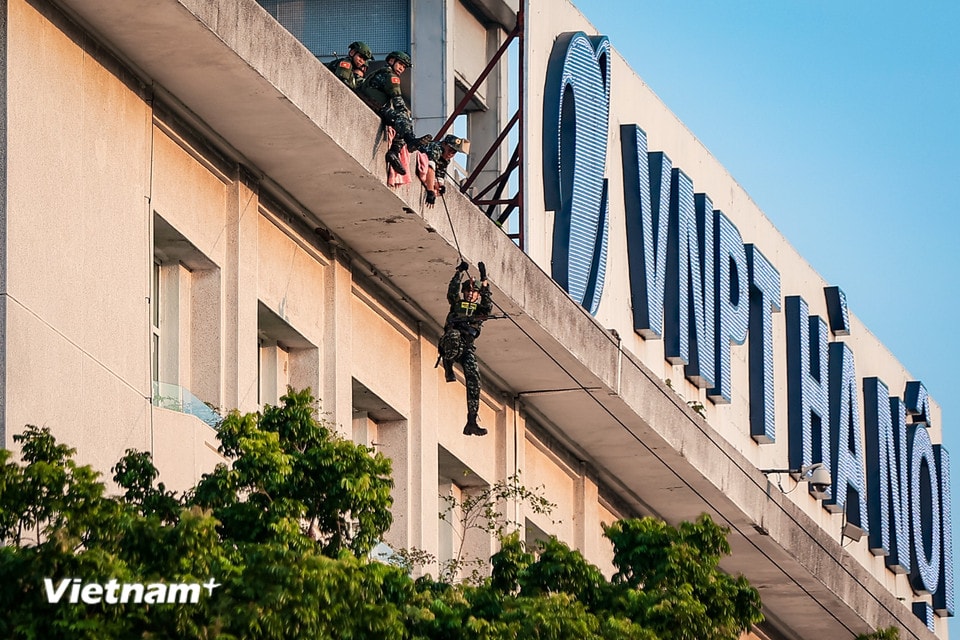 Đáng chú ý là màn trình diễn chống khủng bố bảo vệ yếu nhân. (Ảnh: Hoài Nam/Vietnam+)