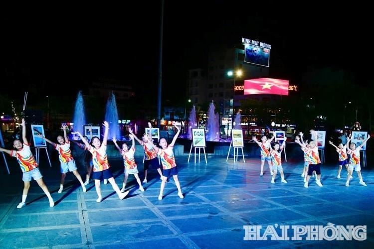 Tiết mục biểu diễn của các bạn nhỏ vũ đoàn Dance Kids