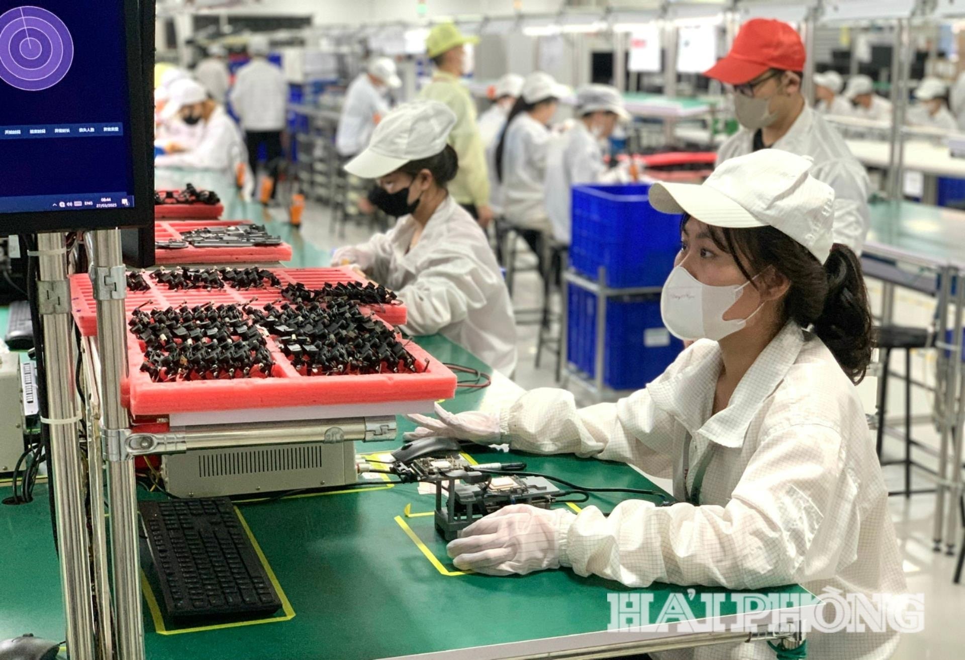 Người lao động Công ty TNHH Autel Robotics trong giờ làm việc