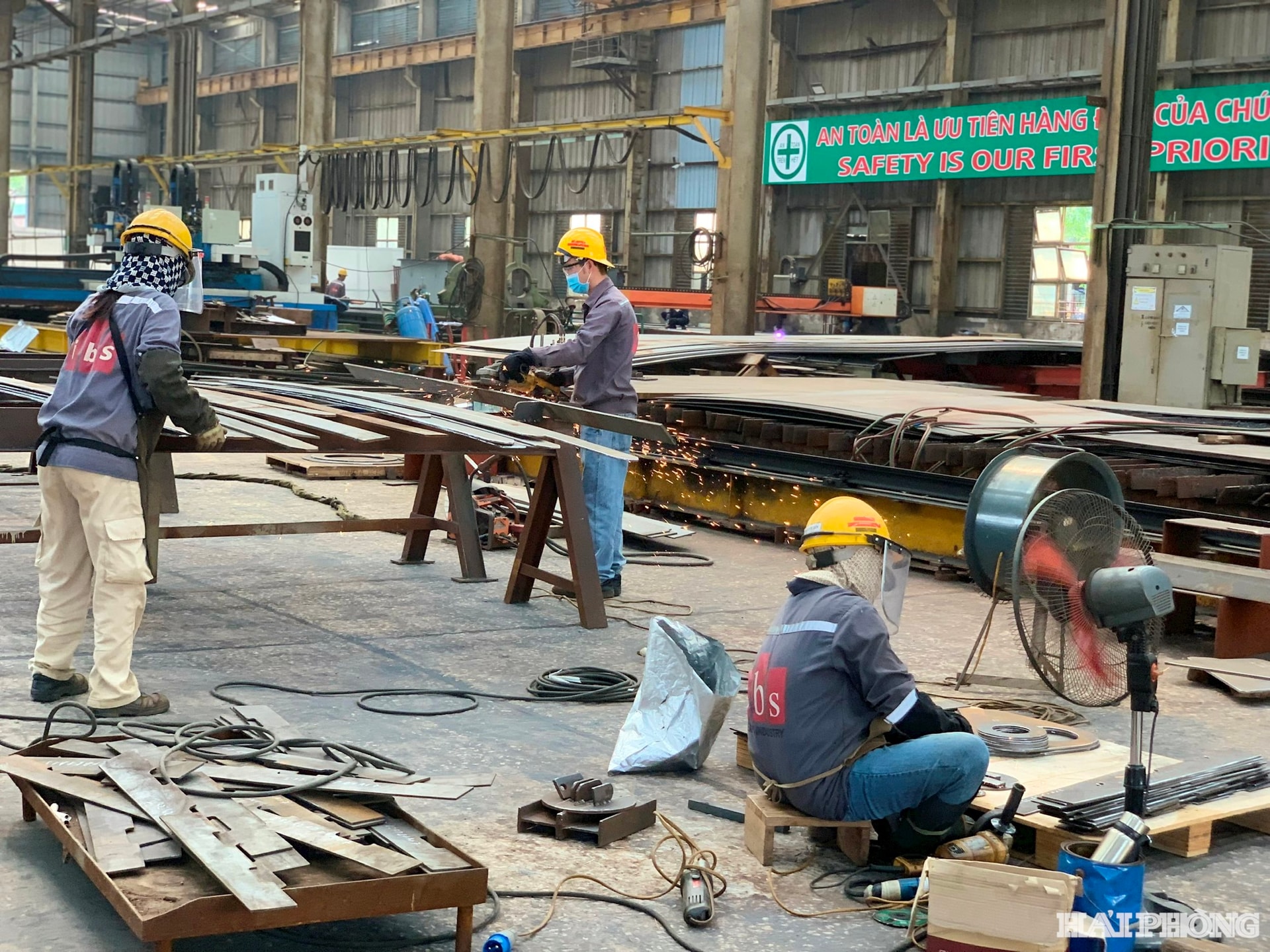 Công nhân Công ty CP Công nghiệp nặng IBS (phường Hồng Bàng) được trang bị bảo hộ lao động, thiết bị làm mát… khi làm việc tại nhà xưởng.