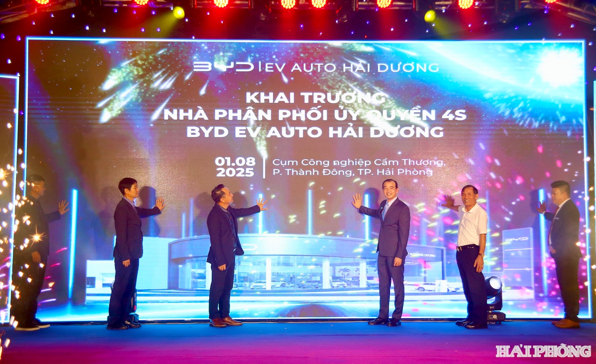 Các đại biểu thực hiện nghi thức khai trương showroom BYD EV Auto Hải Dương