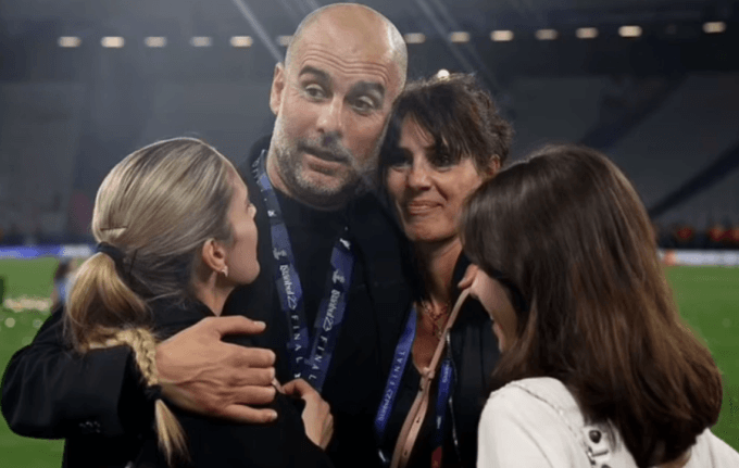 Guardiola và Cristina chụp ảnh cùng các con gái sau khi Man City thắng Inter Milan 1-0 ở chung kết Champions League 2023 tại Istanbul. Ảnh: UEFA