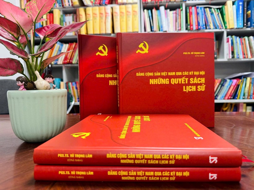 Cuốn sách “Đảng Cộng sản Việt Nam qua các kỳ Đại hội - Những quyết sách lịch sử.”