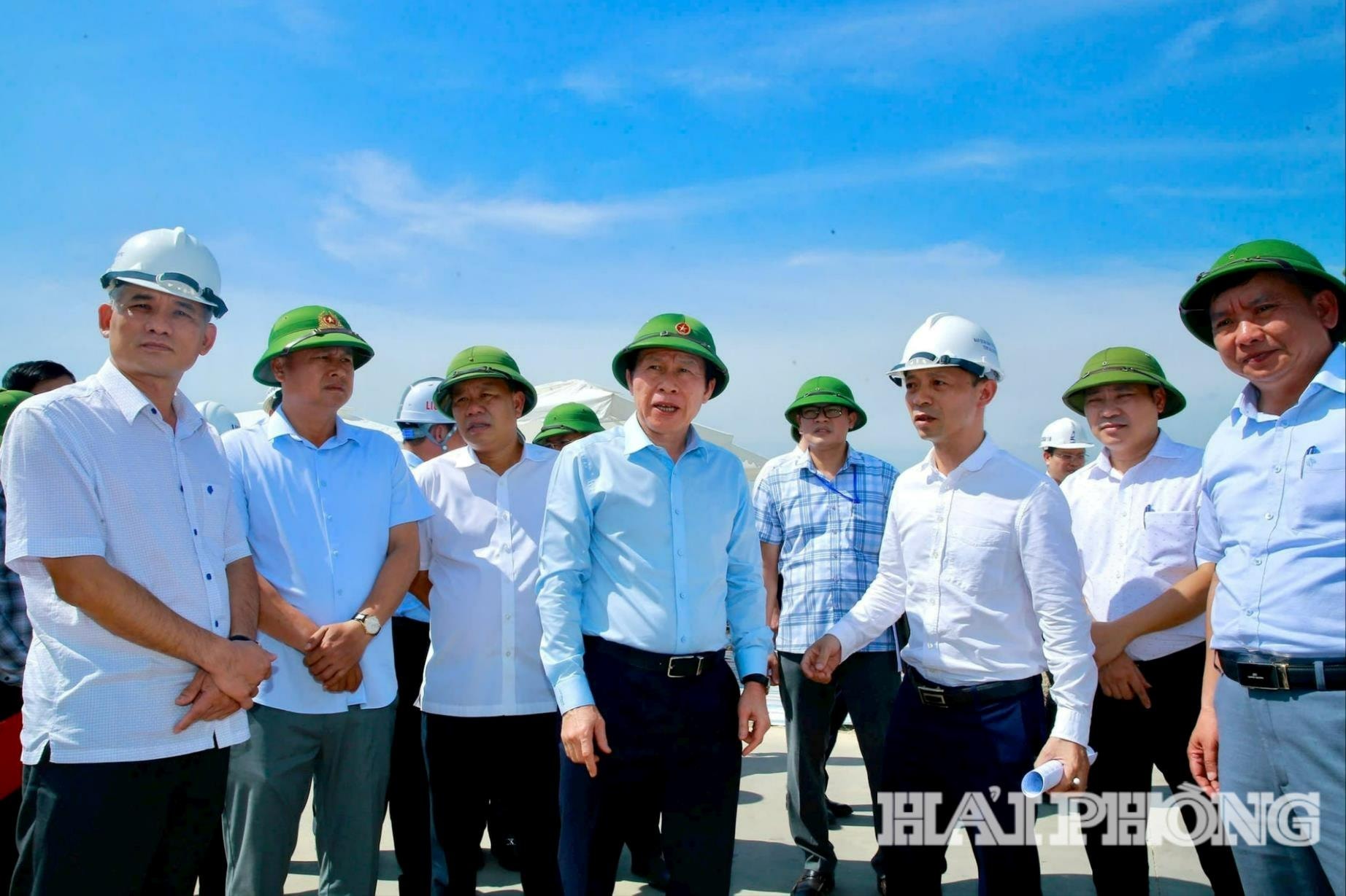 Ảnh T1: Đồng chí Lê Tiến Châu, Ủy viên Trung ương Đảng, Bí thư Thành ủy, Trưởng Đoàn Đại biểu Quốc hội thành phố Hải Phòng cùng các đồng chí lãnh đạo thành phố kiểm tra tiến độ thi công Dự án Đầu tư xây dựng cầu Tân An và đường dẫn quốc lộ 18
