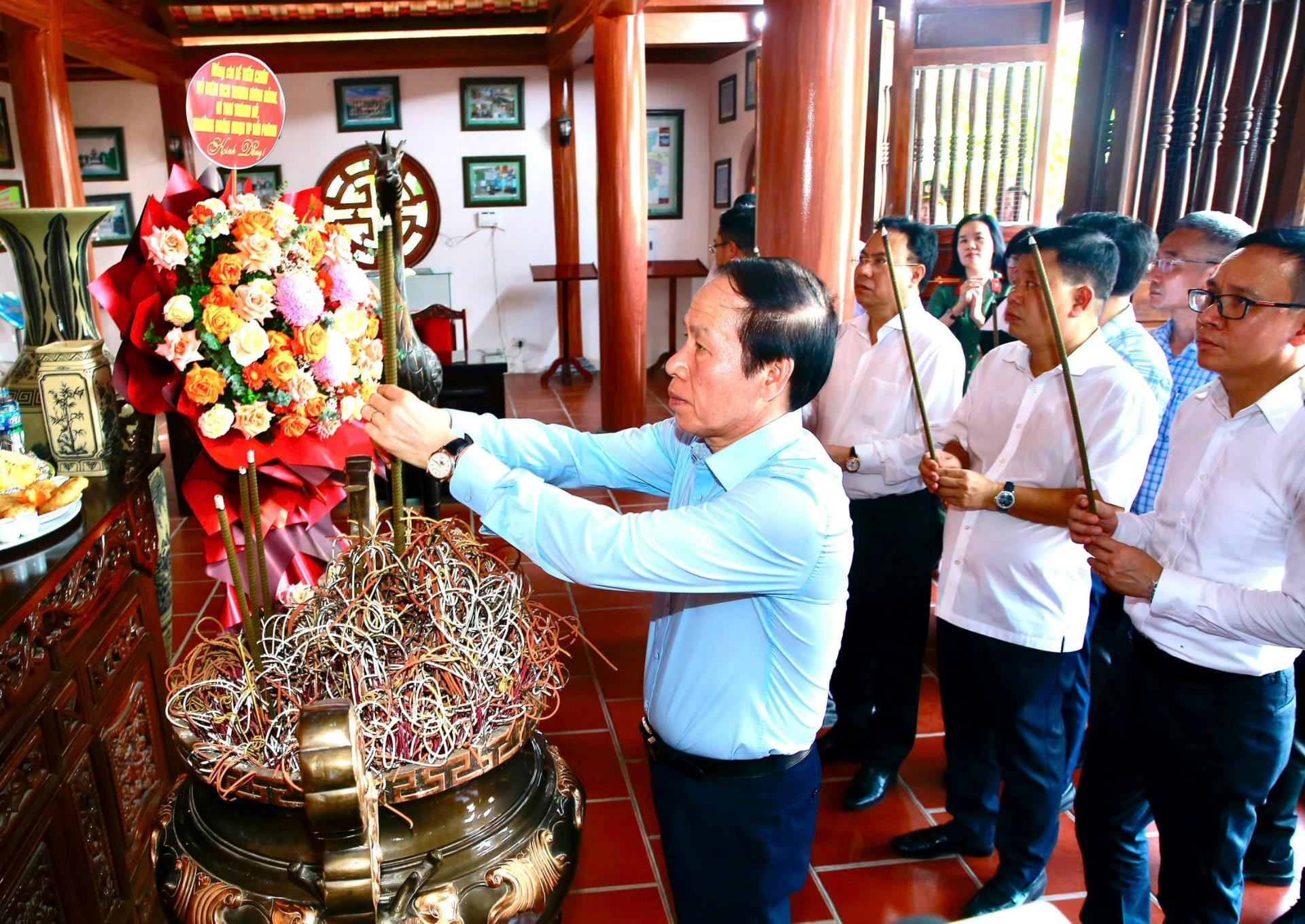 Đồng chí Lê Tiến Châu, Ủy viên Trung ương Đảng, Bí thư Thành ủy, Trưởng Đoàn Đại biểu Quốc hội thành phố Hải Phòng cùng đoàn công tác dâng hương tại Đền thờ Bác Hồ
