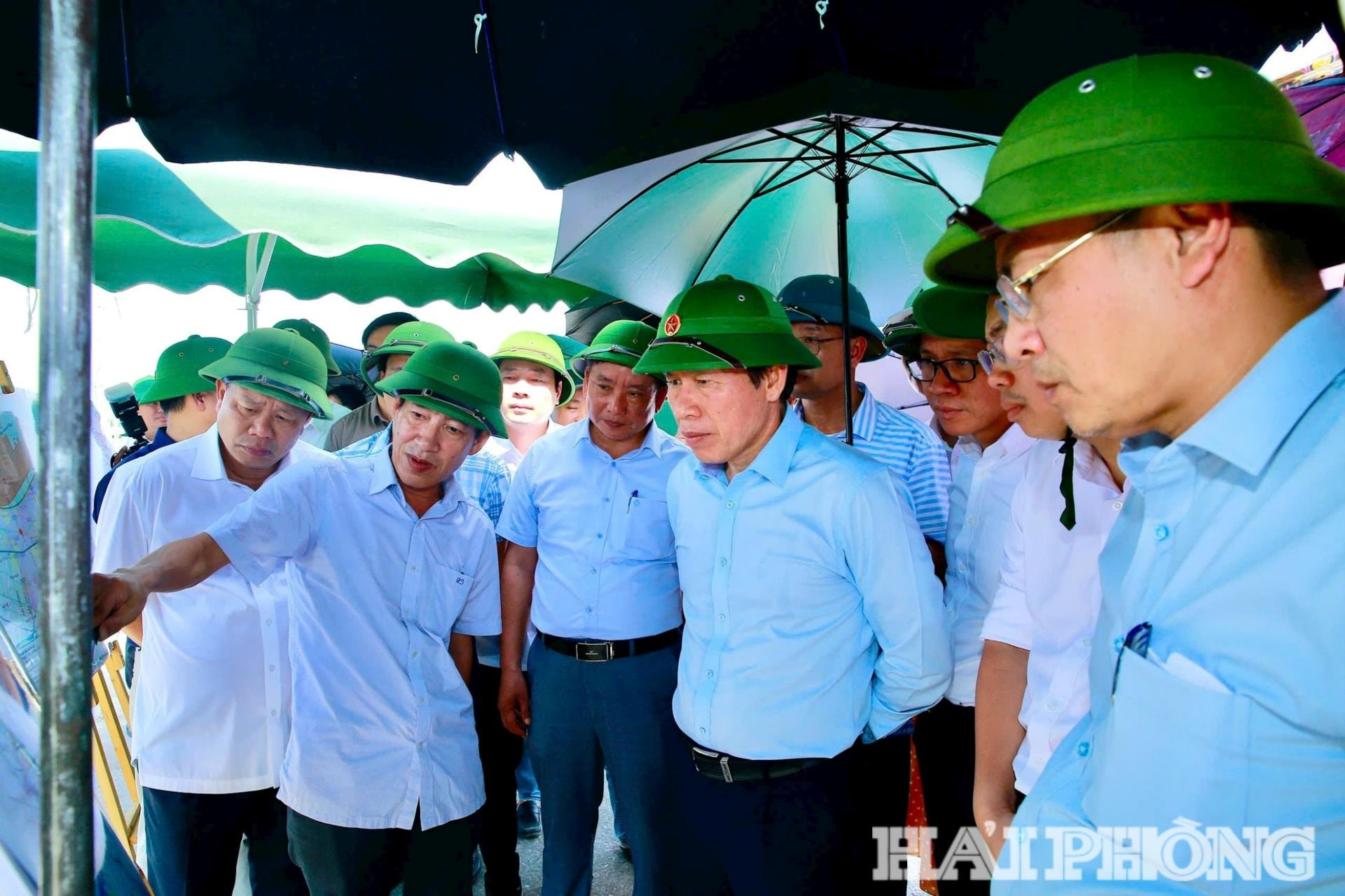 Đồng chí Lê Tiến Châu, Ủy viên Trung ương Đảng, Bí thư Thành ủy, Trưởng Đoàn Đại biểu Quốc hội thành phố cùng các đồng chí lãnh đạo thành phố kiểm tra hướng tuyến đường kết nối sân bay Gia Bình với cảng Lạch Huyện