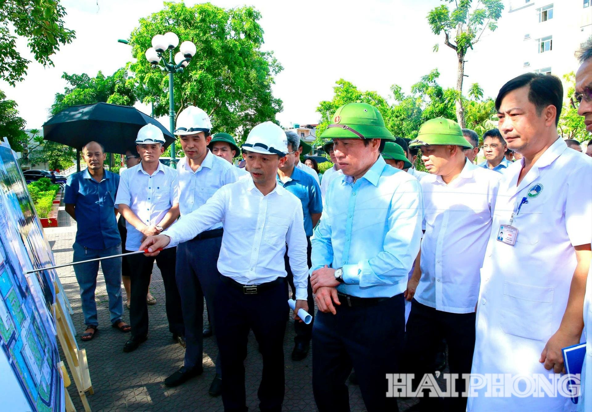Đồng chí Bí thư Thành uỷ Lê Tiến Châu nghe báo cáo tiến độ Dự án Sửa chữa cải tạo, nâng cấp Bệnh viện Đa khoa Hải Dương