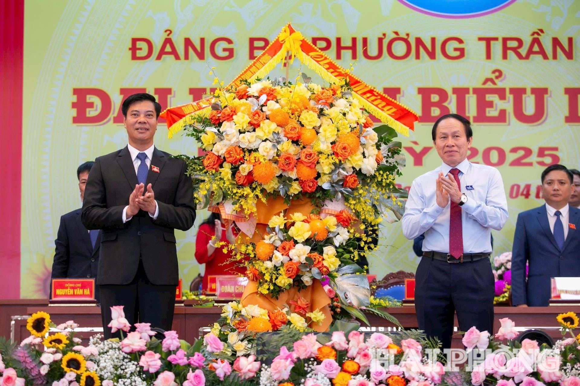 dong-chi-bi-thu-thanh-uy-tang-hoa-chuc-mung(1).jpg