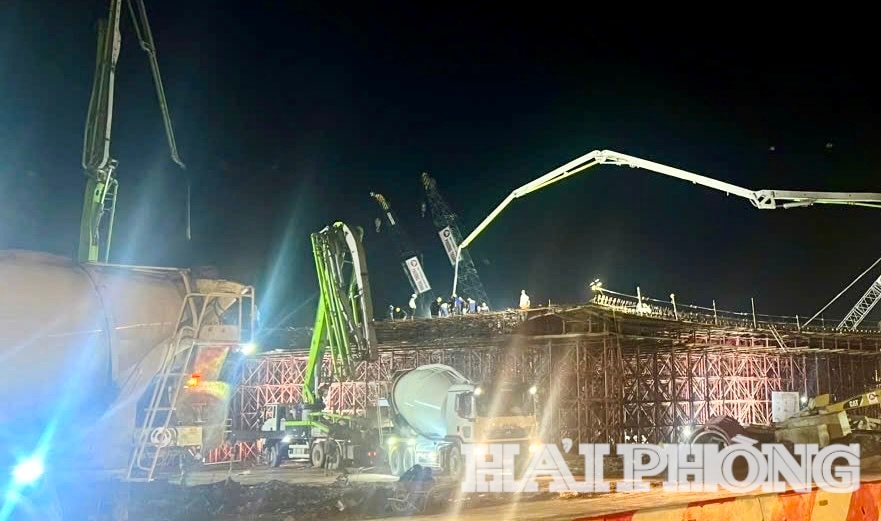 Để đẩy nhanh tiến độ thi công và giải ngân vốn đầu tư công, các nhà thầu thi công dự án nút giao liên thông kết nối quốc lộ 17B với quốc lộ 5 và đường sắt Hà Nội - Hải Phòng phải tăng cường thi công vào ban đêm