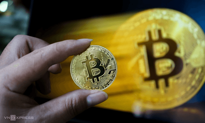Đồng xu biểu trưng của Bitcoin. Ảnh: Bảo Lâm