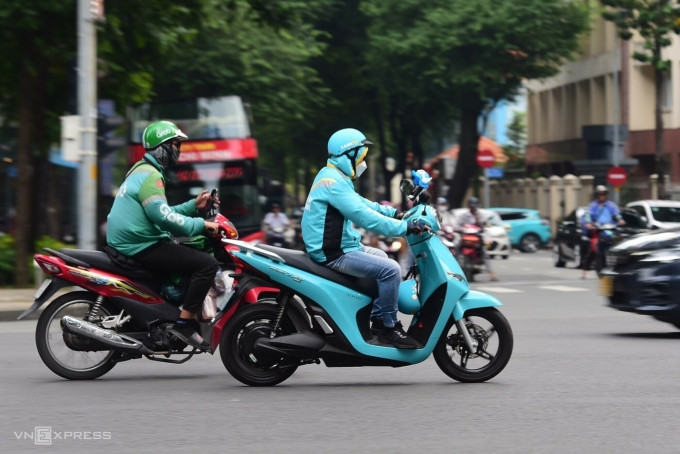 Tài xế xe máy điện chạy trên đường trung tâm TP HCM. Ảnh: Thanh Tùng