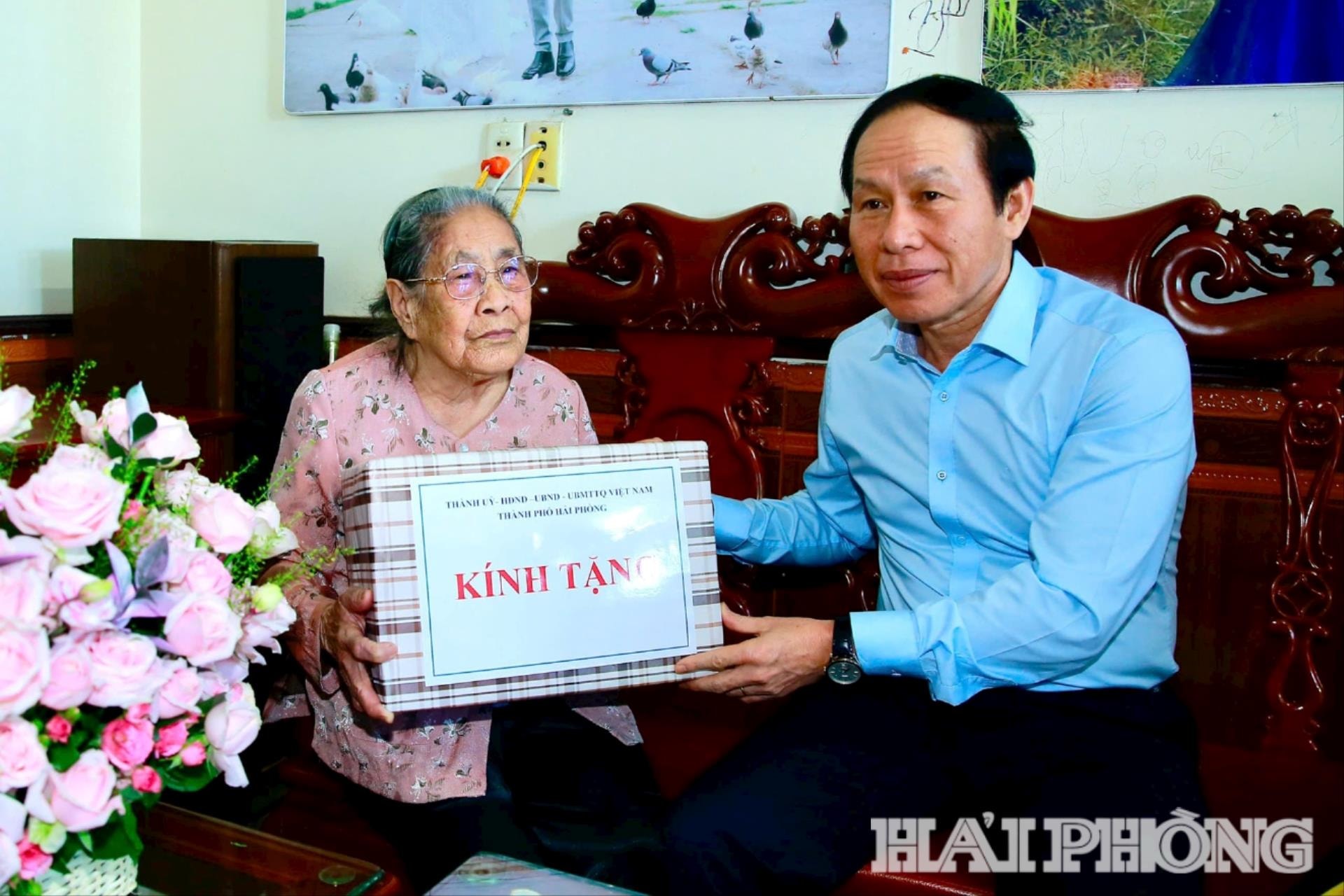 ảnh báo in Đồng chí Bí thư Thành uỷ Hải Phòng Lê Tiến Châu tặng quà Bà mẹ Việt Nam anh hùng Trần Thị Gái ở phường Trần Hưng Đạo. Ảnh: DUY THÍNH