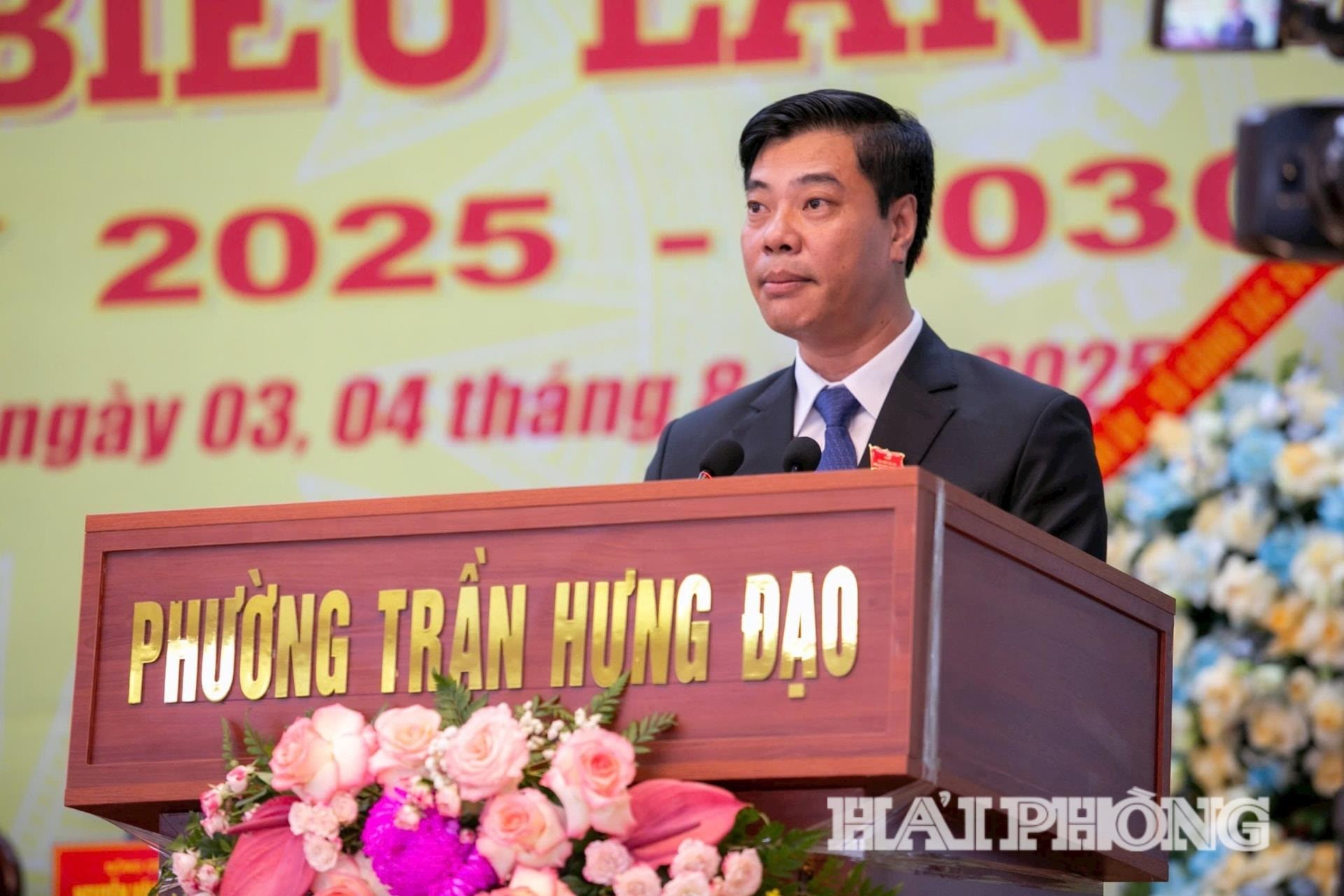 Đồng chí Bí thư Đảng ủy phường Trần Hưng Đạo Nguyễn Minh Thắng trình bày báo cáo chính trị trình Đại hội Đảng bộ phường lần thứ I, nhiệm kỳ 2025 - 2030