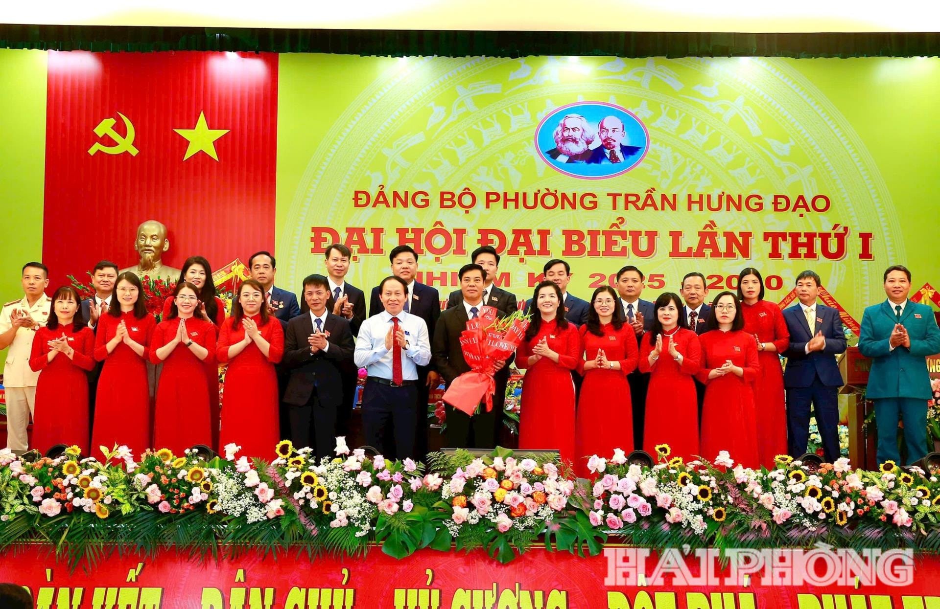 Đồng chí Bí thư Thành uỷ Lê Tiến Châu tặng hoa chúc mừng Ban Chấp hành Đảng bộ phường Trần Hưng Đạo nhiệm kỳ 2025 - 2030