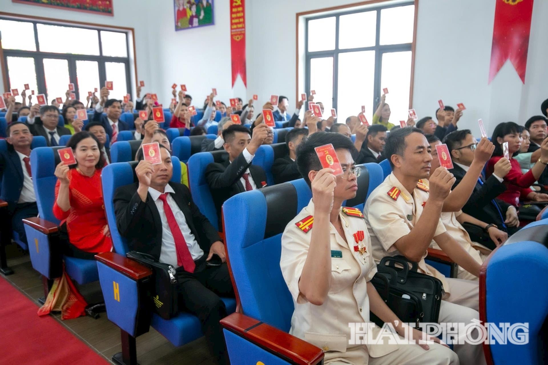 Các đại biểu biểu quyết thông qua Nghị quyết Đại hội phường Trần Hưng Đạo nhiệm kỳ 2025 - 2030