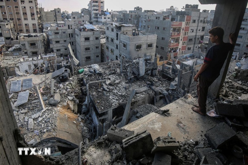 Những ngôi nhà bị phá hủy sau vụ không kích của Israel xuống trại tị nạn al-Shati, phía Tây thành phố Gaza ngày 4/7/2025. (Ảnh: THX/TTXVN)