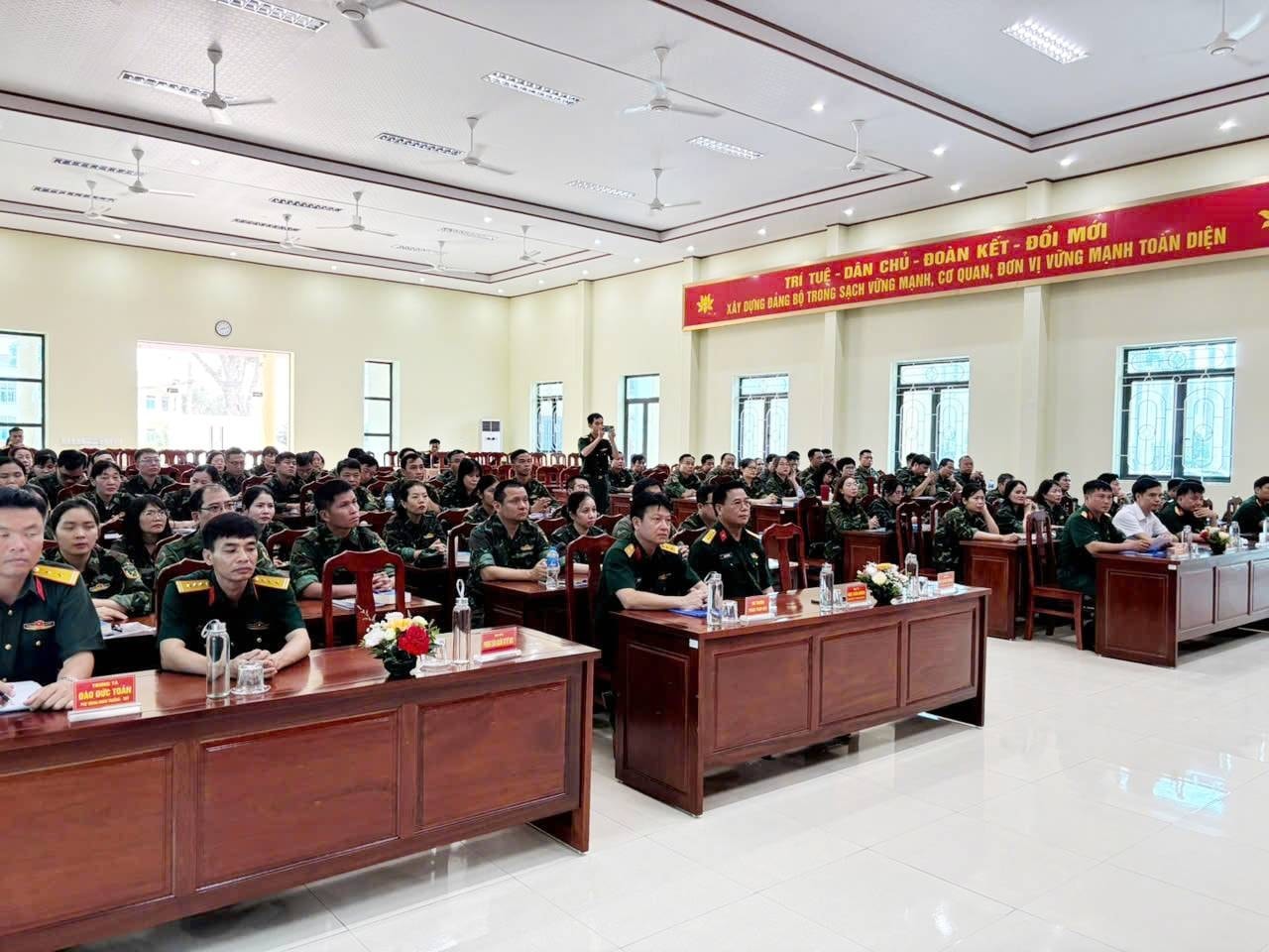 khai-giang-lop-boi-duong-quoc-phong2(1)-91f34291ea618dfc70cc41ed8d45817b.jpg