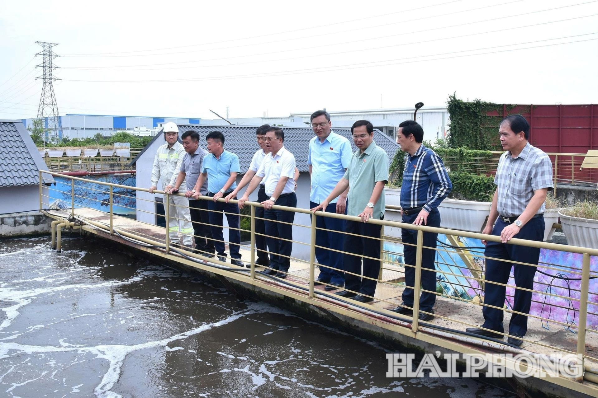 Đồng chí Lê Quang Mạnh, Uỷ viên Trung ương Đảng, Uỷ viên Uỷ ban Thường vụ Quốc hội, Phó Chủ nhiệm Thường trực Uỷ ban Kinh tế và Tài chính giám sát tại hu công nghiệp Nam Cầu Kiền, phường Thiên Hương