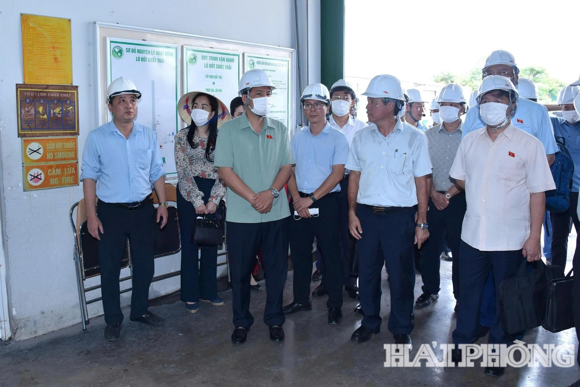 Đồng chí Lê Quang Mạnh, Uỷ viên Trung ương Đảng, Uỷ viên Uỷ ban Thường vụ Quốc hội, Phó Chủ nhiệm Thường trực Uỷ ban Kinh tế và Tài chính giám sát tại hu liên hợp xử lý chất thải rắn Tràng Cát, phường Hải An