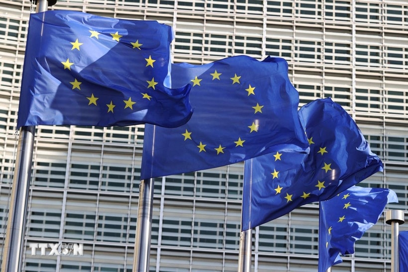 Cờ Liên minh châu Âu (EU) tại trụ sở Ủy ban châu Âu (EC) ở Brussels, Bỉ. (Ảnh: THX/TTXVN)