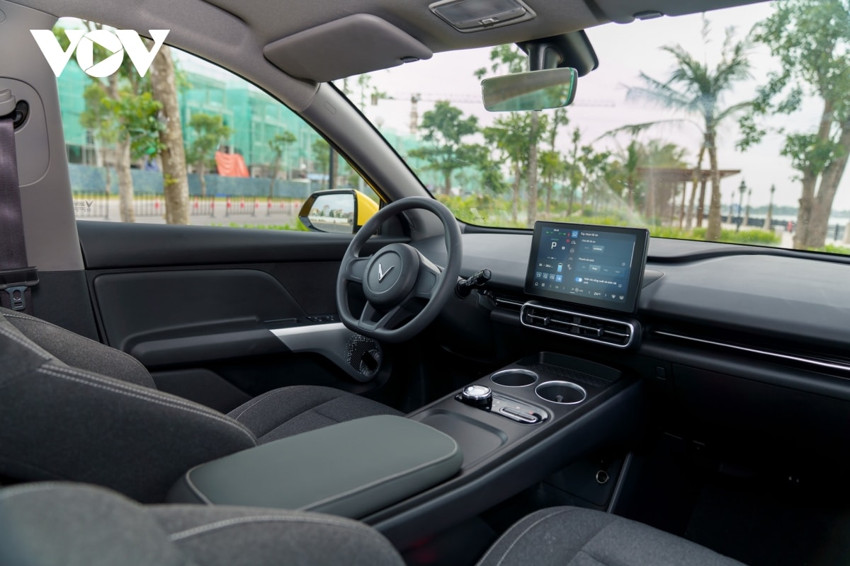vinfast limo green - mau mpv thuan dien dau tien duoc ban giao toi khach hang viet hinh anh 3