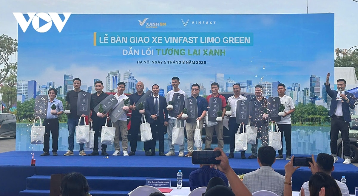 vinfast limo green - mau mpv thuan dien dau tien duoc ban giao toi khach hang viet hinh anh 1