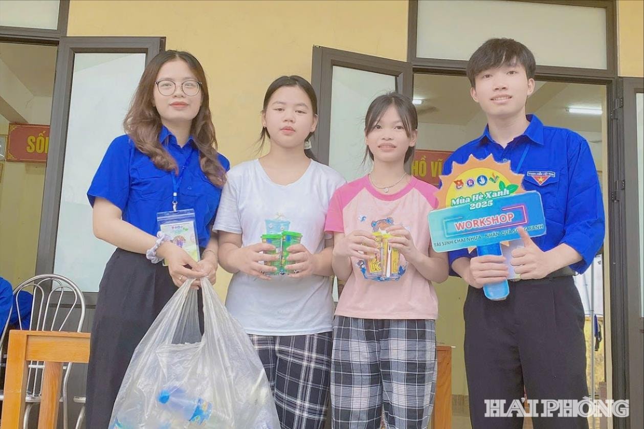 Đoàn xã Tiên Minh phối hợp với Đội sinh viên tình nguyện Trường Đại học Hải Phòng tổ chức workshop “Tái sinh chai nhựa - Nhận quà sống xanh” dành cho các thanh thiếu nhi trên địa bàn xã. Với mỗi 1 kg chai nhựa, các em được nhận 2 hộp xúc xích như một phần quà khích lệ và ghi nhận tinh thần sống xanh, góp phần giảm rác thải nhựa