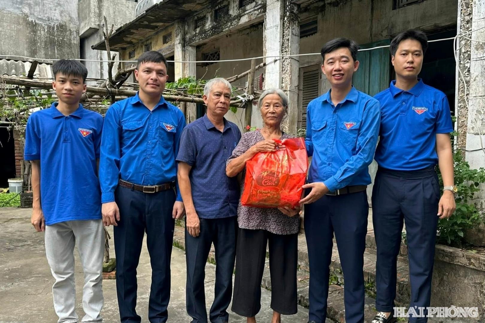Đoàn Trường Đại học Sao Đỏ và Đoàn xã Hợp Tiến tổ chức tới thăm hỏi các gia đình chính sách, có công với cách mạng tr địa bàn xã 