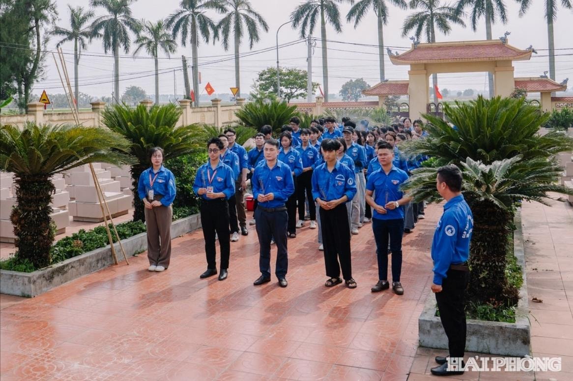 Đoàn Thanh niên xã Đường An phối hợp với Câu lạc bộ Thanh niên tình nguyện Bình Giang và Đội sinh viên đồng hương Hải Dương tại Trường Đại học Thương mại tổ chức chiến dịch 