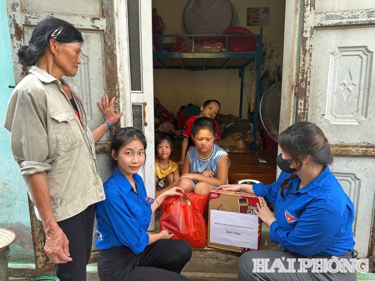 Tuổi trẻ phường Phạm Sư Mạnh cùng Đội sinh viên tình nguyện Học viện Tài chính trao tặng 10 suất quà đến những gia đình hoàn cảnh khó khăn trên địa bàn phường. Mỗi suất gồm 500.000 đồng tiền mặt và quà