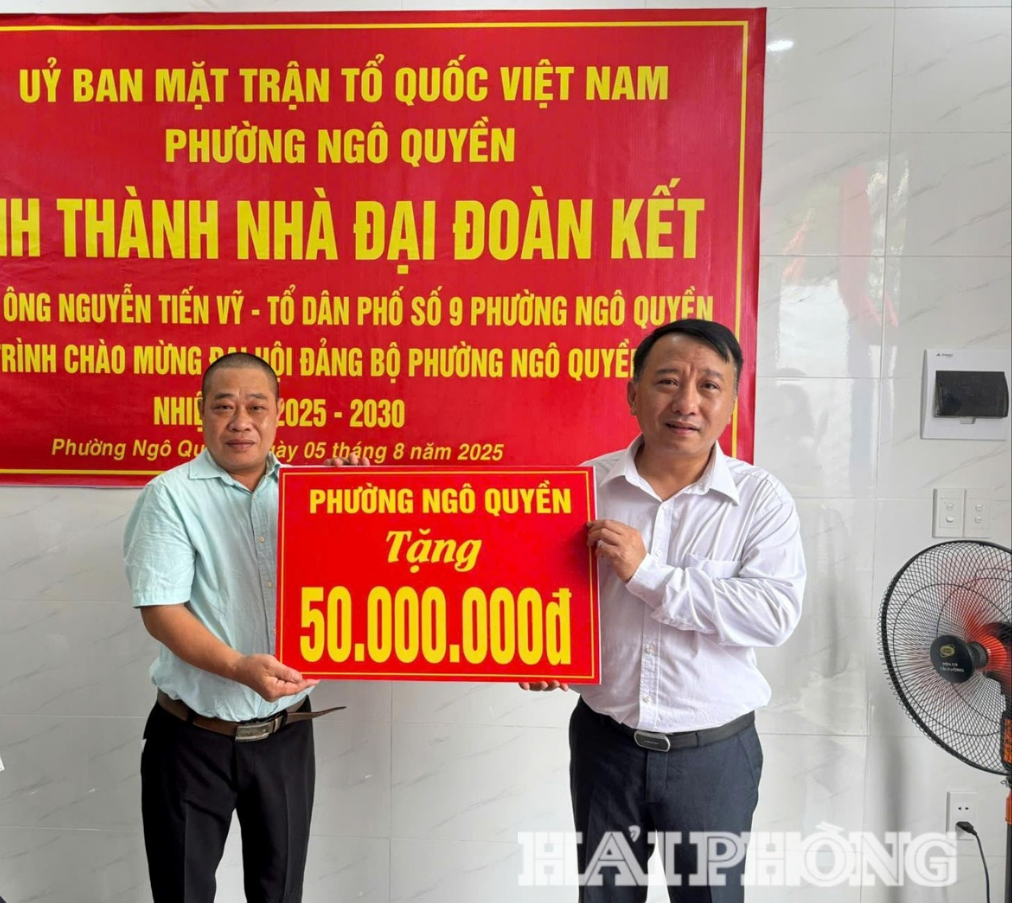 Đồng chí Đỗ Đức Hòa, Bí thư Đảng ủy, Chủ tịch HĐND xã Kiến Hải phát biểu tại cuộc tiếp xúc