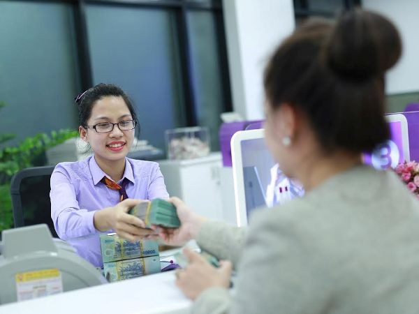 Giao dịch tại TPBank. (Ảnh: Vietnam+) 737d2a82-0a51-47ca-b6c0-1e08a1ab0e10.jpg