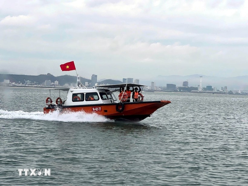 Các xuồng của Bộ Chỉ huy Quân sự tỉnh Quảng Ninh tuần tra trên vịnh Hạ Long. (Ảnh: TTXVN phát)