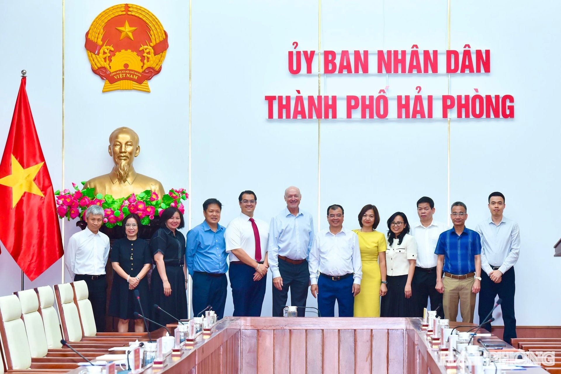 Đồng chí Nguyễn Minh Hùng, Phó Chủ tịch UBND thành phố cùng đoàn công tác