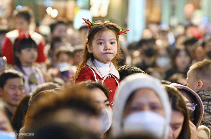 Trẻ em Hà Nội trước Nhà thờ lớn trong đêm Noel 2024. Ảnh:Giang Huy
